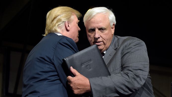 President Donald Trump (links) omhelst de Democratische gouverneur van West-Virginia Jim Justice, die zijn overstap naar het Republikeinse kamp bekend maakt.