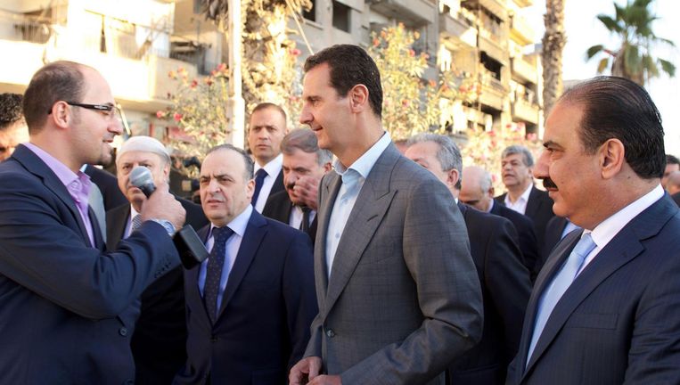 President Assad bezocht dinsdag de buitenwijk Daraya van Damascus. Beeld AFP