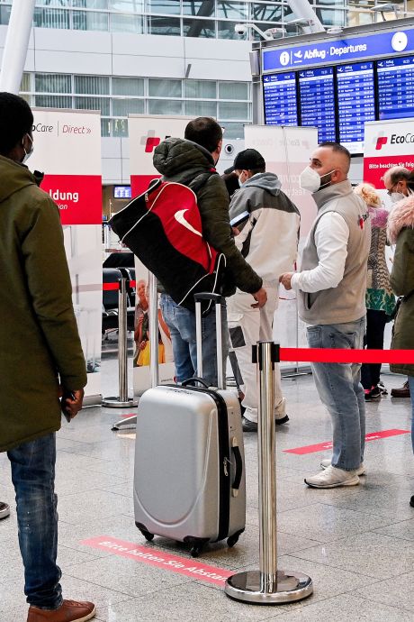 Le nouveau variant sud-africain rebaptisé “Omicron” et jugé "préoccupant" par l’OMS