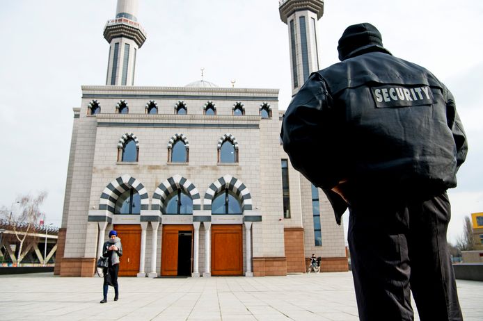 De Essalam moskee in Rotterdam werd al eerder beveiligd na een dreigbrief.