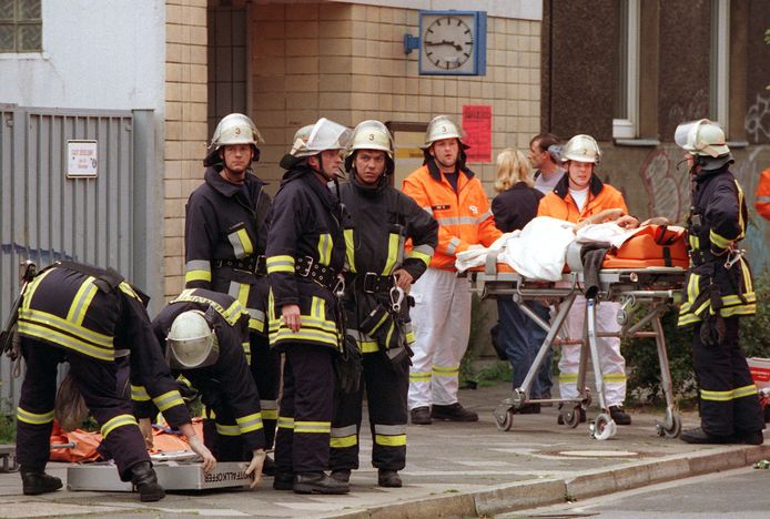 Archieffoto: brandweermannen en reddingswerkers verplaatsen de slachtoffers na de bomaanslag op 27 juli 2000 in het Wehrhahn-station in Düsseldorf.