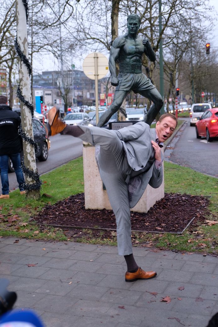 Jean-Claude Van Damme bij zijn standbeeld in Brussel.