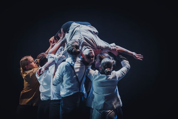 Avondvoorstelling van Roosendaal Danst! in De Kring. Studenten van de MBO Dans brachten een indrukwekkende choreografie.