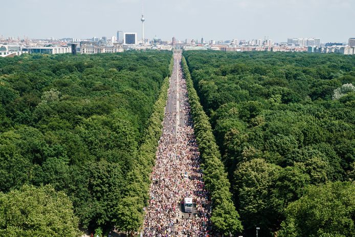 Des participants se déplacent devant la Porte de Brandebourg alors qu'ils assistent à la parade du Christopher Street Day "CSD Berlin 2021" à Berlin, en Allemagne, le 24 juillet 2021.
