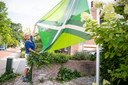 Lous de Lange met haar Achterhoekvlag. ,,Ik ben trots op de regio waar ik woon.”