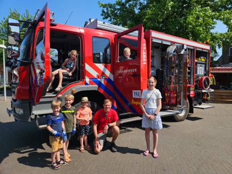 Brandweerwagen werkt als een magneet op kleine én grote kinderen: brandweer laat zien wat ze in huis heeft