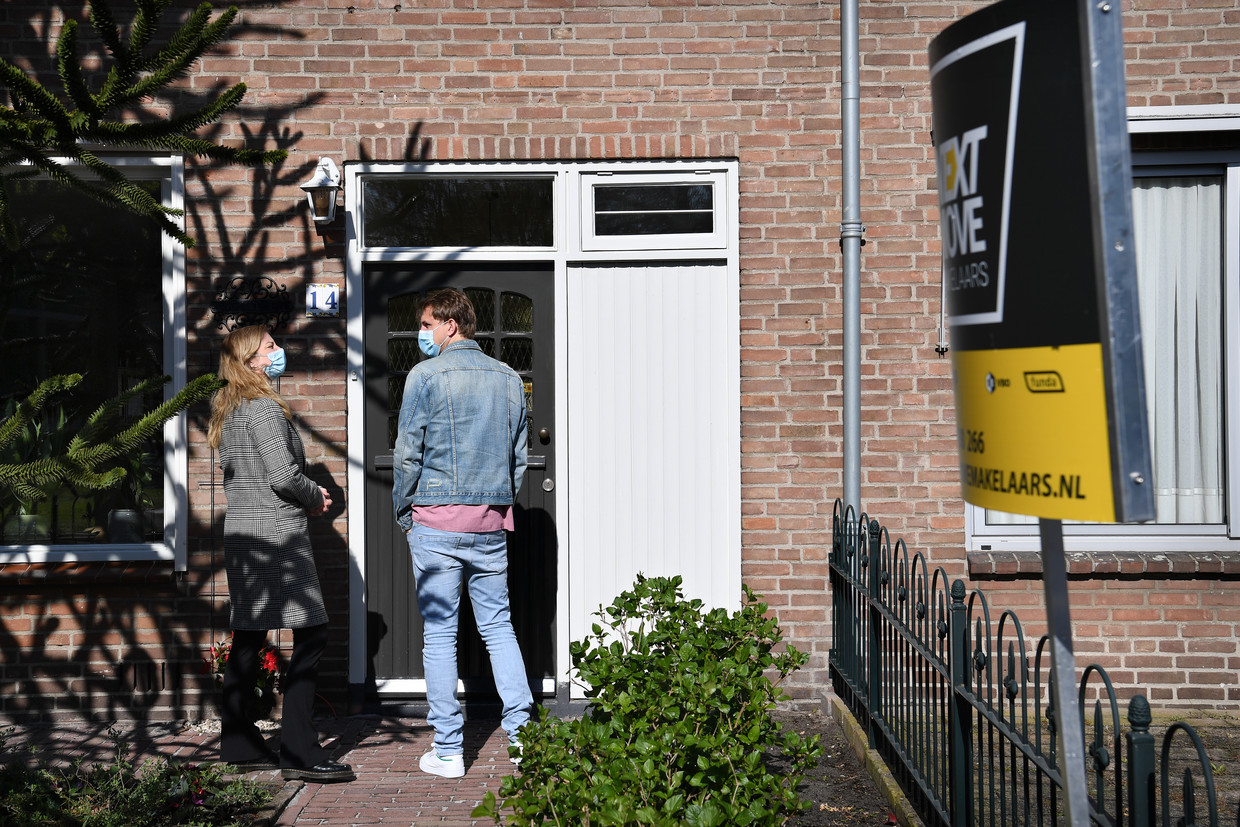 Starters op de woningmarkt bekijken een huis in Den Bosch. Om starters te helpen werd de overdrachtsbelasting vorig jaar voor hen verlaagd.  Beeld Marcel van den Bergh / de Volkskrant