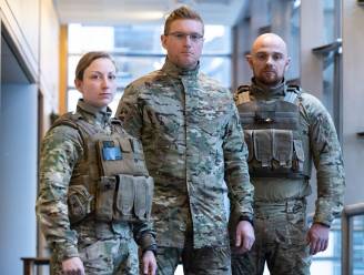 Belgische vrouwelijke militairen krijgen een nieuw uniform. “Nu houden we onze broek omhoog met een koord”