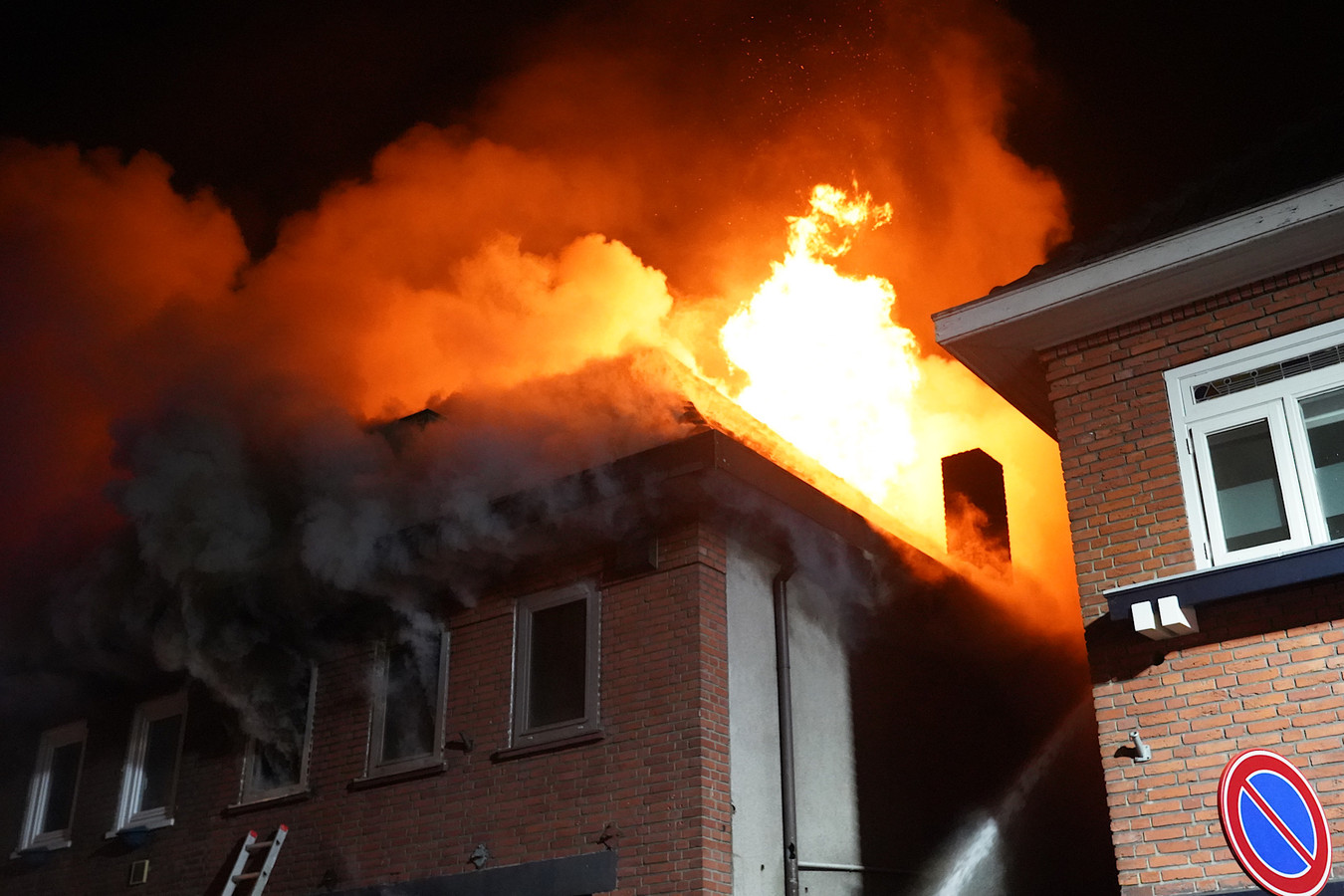 Bij de zeer grote woningbrand aan de Kardinaal van Rossemstraat in Dongen raakte één persoon vermist. Twee andere personen raakten gewond.