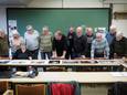 De leden van Focus Meerhout inspecteren enkele foto's.
