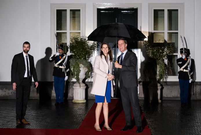 Dutch Prime Minister Mark Rutte (R) welcomes Belgian interim Prime Minister Sophie Wilmes for an introductory visit to his