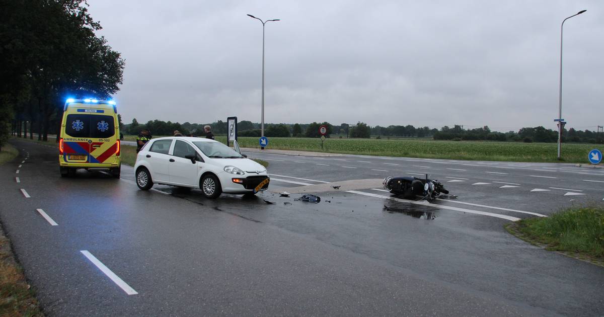 Scooterrijder belandt in ziekenhuis na aanrijding met auto op parallelweg in Rijssen.