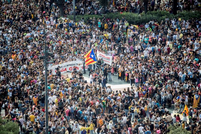 Duizenden manifestanten verzamelden vanmiddag in verschillende Catalaanse steden (hier Barcelona) tegen de veroordelingen.