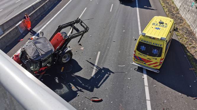 Tractor knalt met te hoge bak tegen snelwegbrug: A12 afgesloten, bestuurder gewond 