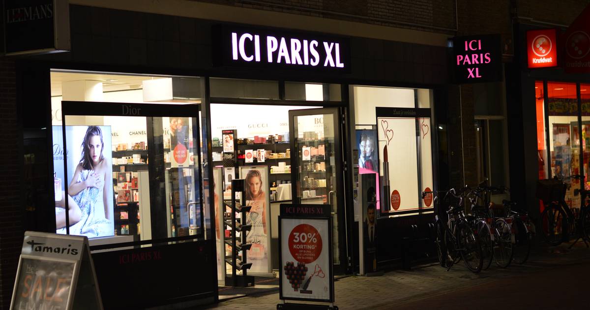 melk rivaal druk Verdachten vluchten na diefstal bij ICI Paris XL in Woerden | Woerden |  AD.nl