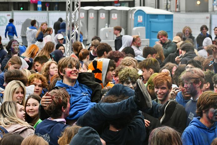 In Roeselare vierden ze de 50 dagen in plaats van de 100 dagen. De jongeren gingen vanaf 6u 's morgens uit de bol op het Polenplein.