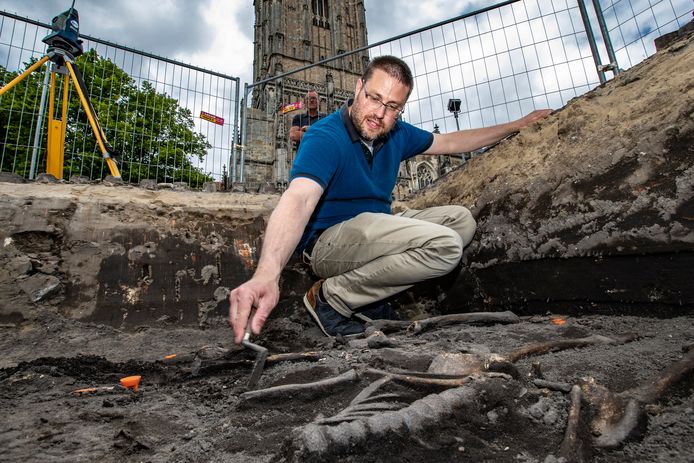Stadsarcheoloog bart Vermeulen bij de opgravingen op het Grote Kerkhof.
