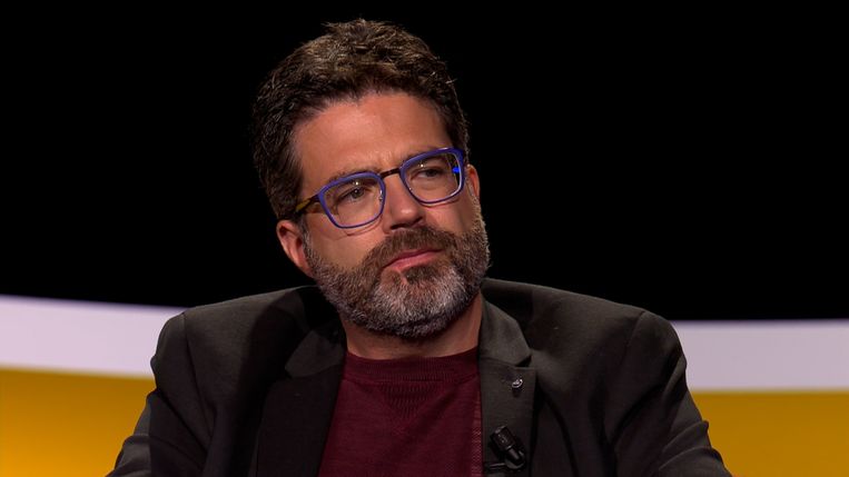 ‘Het is fijn om eens in ‘De slimste mens’ te gast te zijn: je bent er een geëerde gast en wordt
gepamperd. Je krijgt een eigen loge, er is lekkere sushi en er is zelfs een stylist die je kleren kiest.’ Beeld SBS