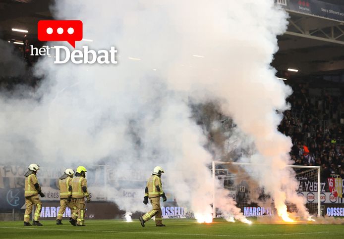 Supporters steken vuurpijlen aan in Charleroi.