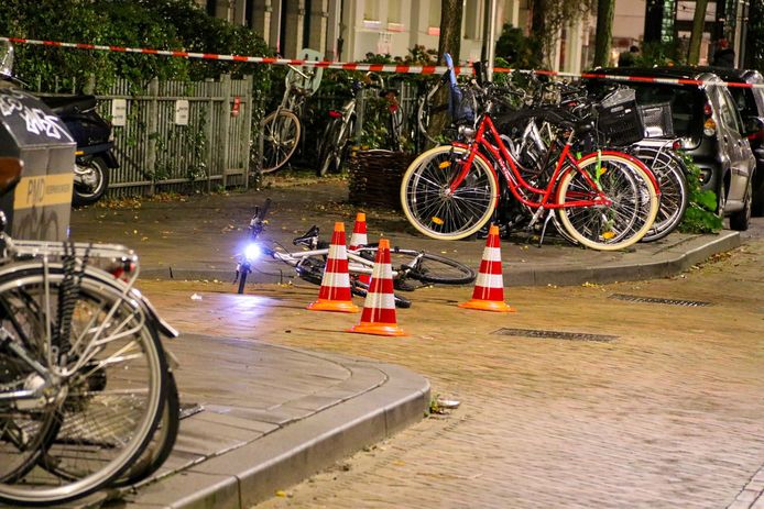 Na het incident lag er een fiets midden op straat, vermoedelijk was deze van het slachtoffer.