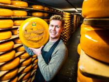 Jan (22) stopte met zijn studie, nu is hij de baas van goedlopend kaasbedrijf