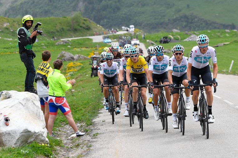► Geletruidrager Geraint Thomas kan op de flanken van de Mont Blanc rekenen op sterke ploegmaats. Beeld Photo News