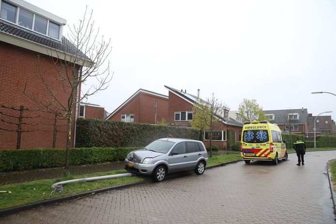De paal is door de impact van de klap uit de grond getrokken.