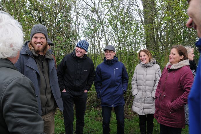 Voorafgaand aan de expertmeeting over zeespiegelstijging ontving bioboer Charl van der Sande (links met muts op) een delegatie van Urgenda die op regiotour is in zuidwest-Nederland