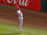 Honkballer maakt prachtige 'no look-vangbal' bij MLB-debuut