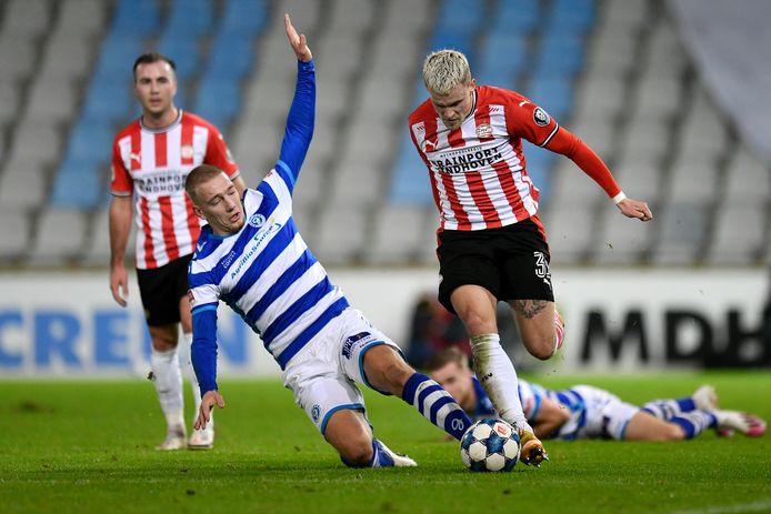 Jasper van Heertum speelde eind 2020 tegen PSV, met De Graafschap. Hier in duel met Philipp Max.