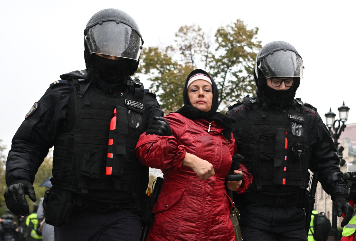 Russische agenten arresteren in Moskou een vrouw die protesteert tegen de aangekondigde gedeeltelijke mobilisatie in Rusland (september 2022). Beeld AFP