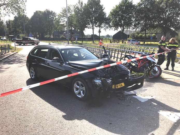 De auto en de motor botsten op elkaar.