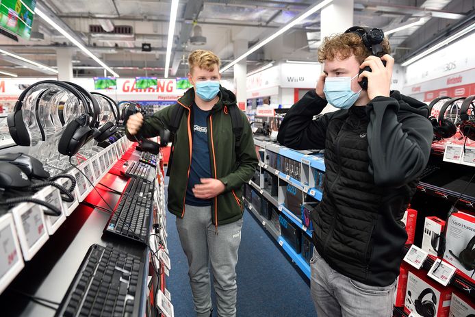 Lars Sijberden (l) en René van den Tweel uit Nijkerk proberen koptelefoons en toetsenborden uit om die te kunnen gebruiken voor hun games.