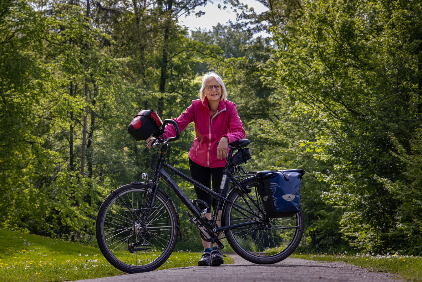 Ellen Meijer begon een fietsvakantiebedrijf tijdens de coronapandemie. Ze fietst graag in de Noordoostpolder waar deze foto is gemaakt.