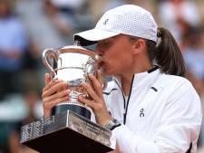 Iga Swiatek pakt derde titel op Roland Garros na prachtige strijd tegen Karolina Muchova