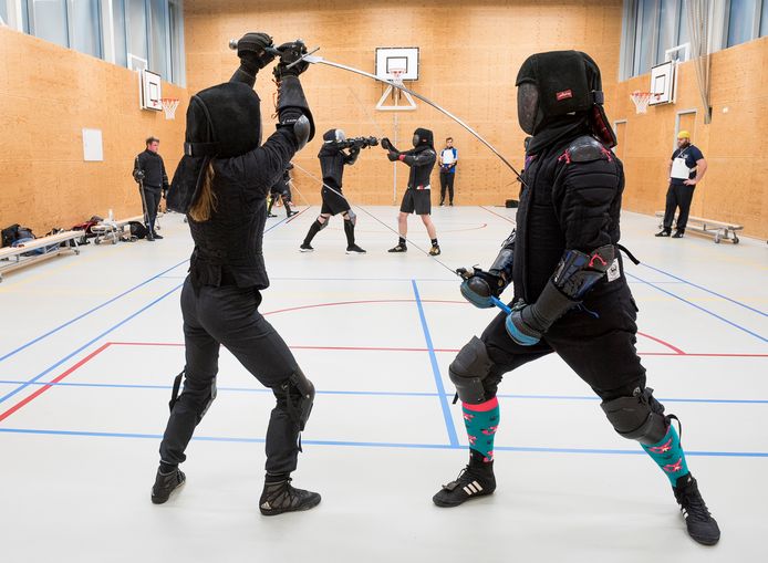 Zwaardvechters in duel: rechts Ruud Herrewijnen en links Izabele Saorin.