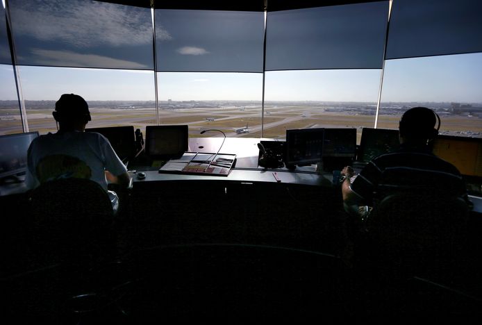 Luchtverkeersleiders behouden het overzicht over de internationale luchthaven van Sydney.