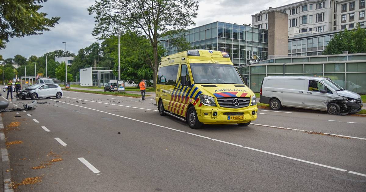 Twee autos total loss door ongeluk in Arnhem; hinder voor verkeer.