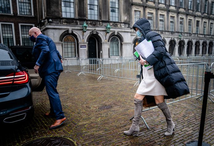 Op documenten die voormalig minister Kajsa Ollongren in haar handen heeft, is de tekst ‘Omtzigt functie elders’ te lezen.