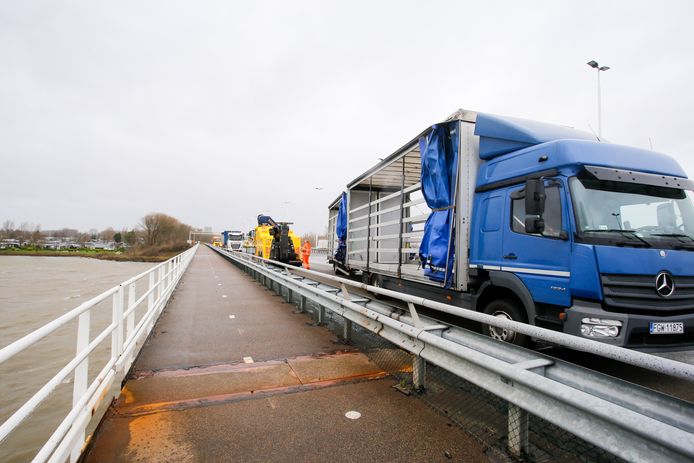 Op de Moerdijkbrug is maandagochtend een vrachtwagen gekanteld door de harde wind. De A16 richting Breda was daardoor tijdelijk afgesloten. De weg is inmiddels weer vrijgegeven.
