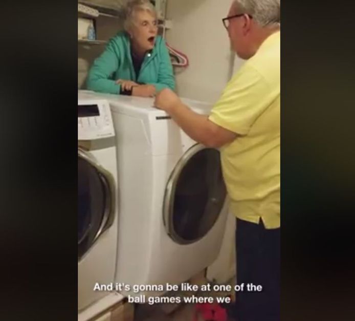 Zes minuten lang is het gieren en brullen met deze oma die achter haar wasmachine vastzit en dubbelzinnige commentaren geeft.
