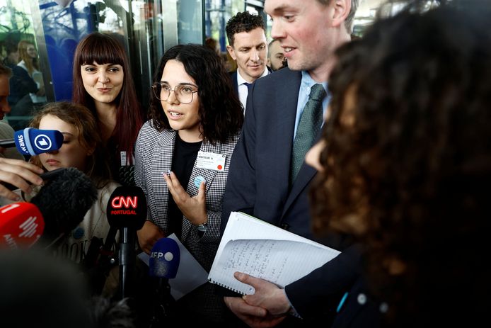 Eén van de zes Portugese jongeren aan het woord met journalisten nadat de zaak als onontvankelijk wordt verklaard.