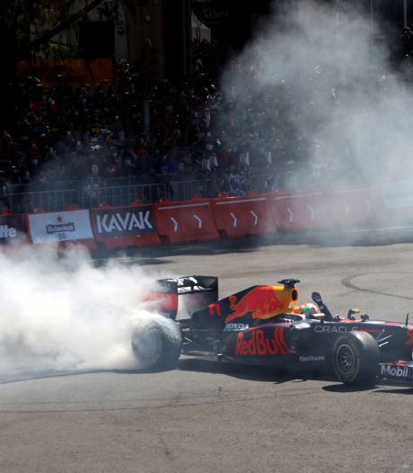 Sergio Pérez steelt voor 130.000 fans in Mexico-Stad de show: ‘Iedereen was zo uitgelaten’