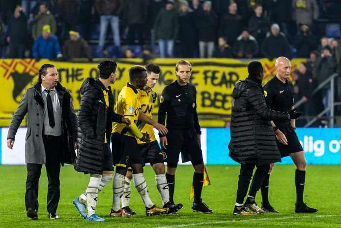 Vreven gaat met vlnr. Nijholt, Ambrose, Meijers en wisselspeler Sprangers verhaal halen bij scheidsrechter Mulder.