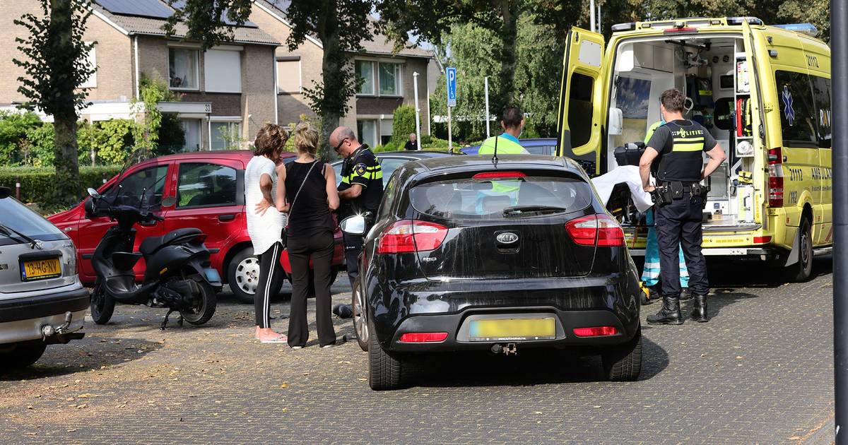 Scooterrijder gewond naar ziekenhuis na botsing in Oss.