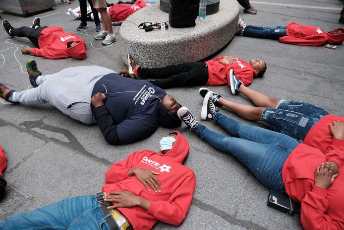 Manifestanten protesteren in Philadelphia tegen vuurwapengeweld met een 'Die in".  (14/04/2022)