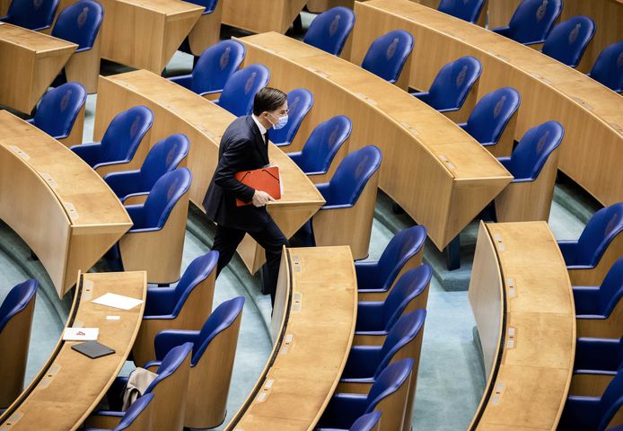 Mark Rutte (VVD) tijdens een schorsing van het debat over de formatie.