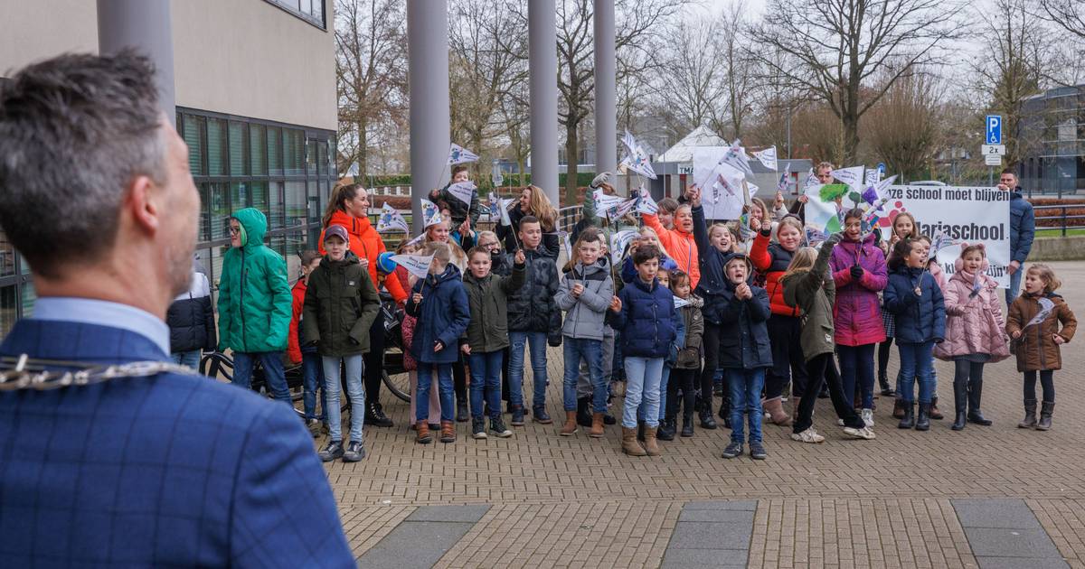 ‘Onze school moet blijven’: Leerlingen Mariaschool Langeweg protesteren bij de burgemeester