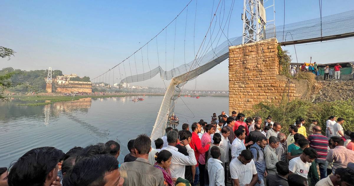 Bewakingsbeelden tonen moment waarop hangbrug in India met honderden mensen in rivier stort