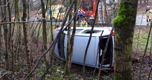 Auto van de weg geraakt op A2 bij oprit Leende - Eindhovens Dagblad
